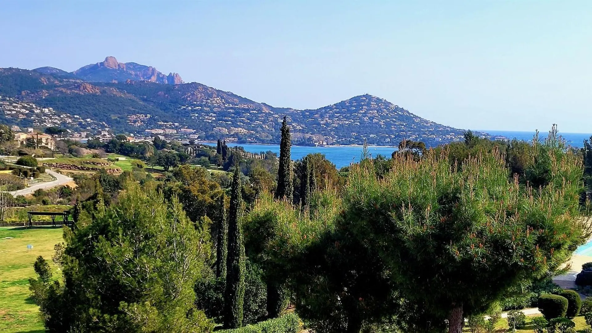 8 Personnes Dans 2 Appart Dans Le Meme Immeuble Saint-Raphael  France